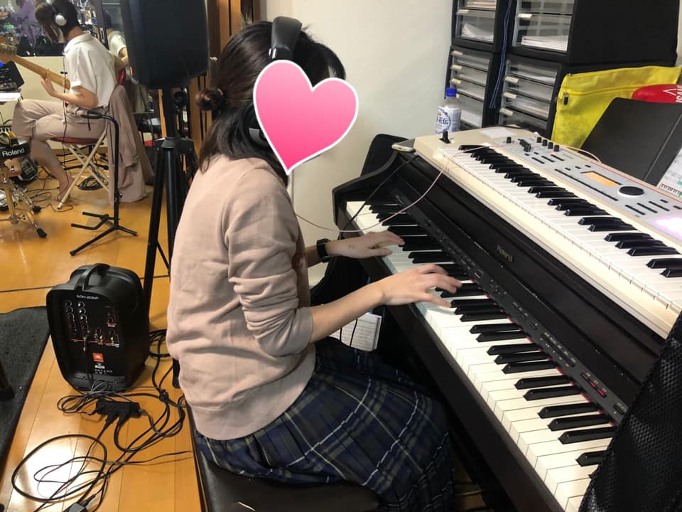 ギターを習いながらピアノでライブ出演!